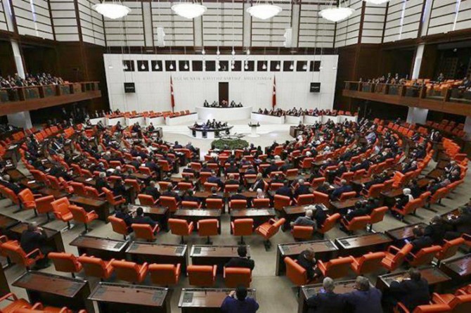 Milletvekilleri Meclis'te yemin ediyor