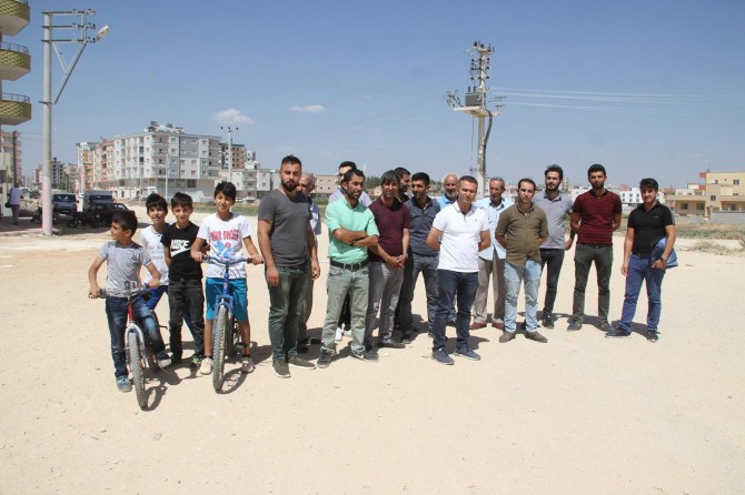 Mardin Midyat'ta mahalle sakinlerinden 3 yıldır bitmeyen yola tepki