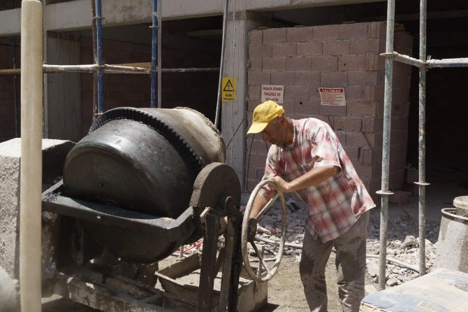 Batman'da 45 dereceyi bulan sıcaklık altında inşaat mesaisi
