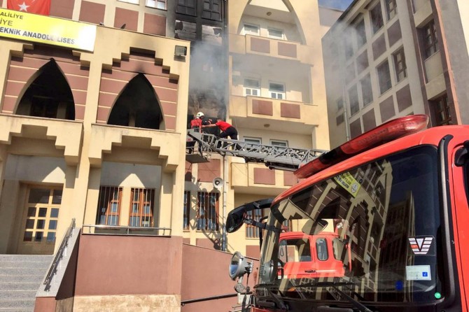Şanlıurfa Süleymaniye Mesleki ve Teknik Anadolu Lisesinde çıkan yangın korkuttu
