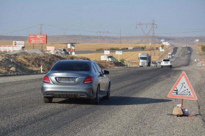 ​Sürücüler mıcırlı yolla tepki göstererek yetkililere seslendi