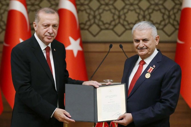 Dostluk, yolun sıkıntılarına karşı beraber göğüs germektir