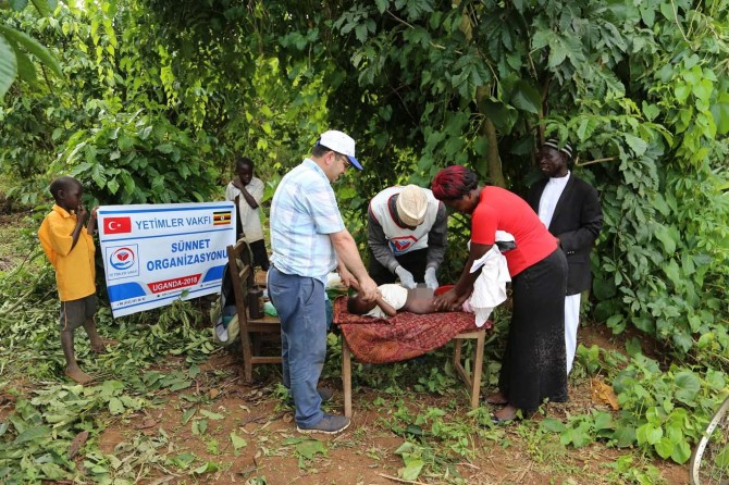 ​Yetimler Vakfı Uganda’da yetim çocukları sünnet ettirdi