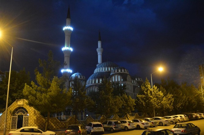 90 bin camide eş zamanlı olarak sela okundu