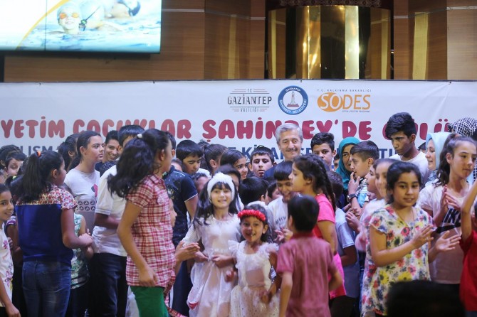Gaziantep’te yetim çocuklara kitap seti hediye edildi