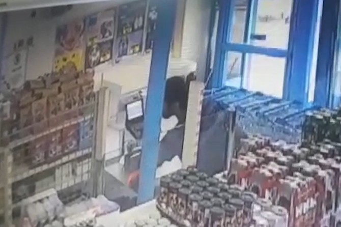 ​Şanlıurfa Viranşehir'de müşteri kılığındaki hırsız kasiyerin telefonunu çaldı