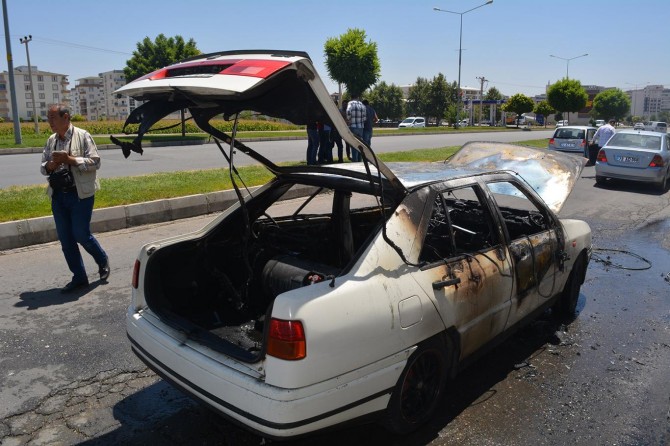 Batman’da seyir halindeki otomobil alev aldı