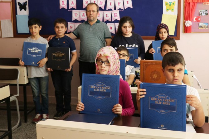 Görme engelli öğrenciler Kur'an'ı Kerim’i okumanın sevincini yaşıyorlar