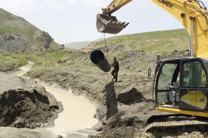 Van Büyükşehir Belediyesi tarım arazilerini suya kavuşturuyor