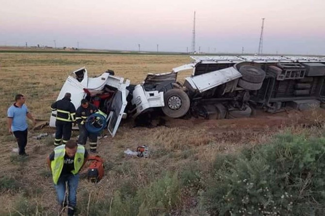 ​Mardin’de önündeki araca çarpan TIR şarampole yuvarlandı