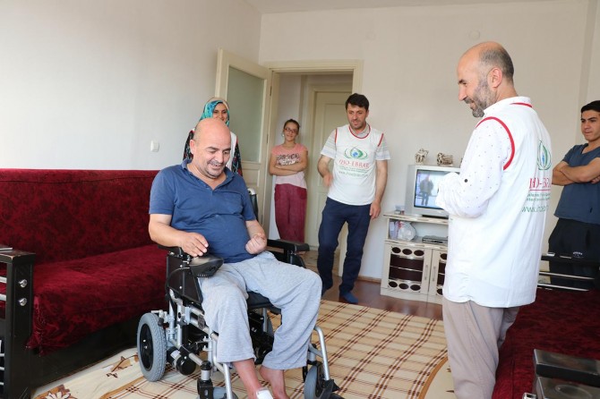 IHO-EBRAR’dan felçli hastaya akülü sandalye