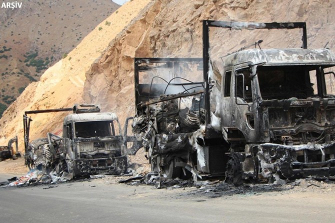 PKK, Ağrı Doğubayazıt'ta 4 araç ateşe verildi