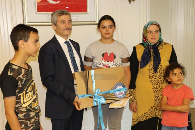 Şahin Belediyesi başarılı yetim öğrenciyi bilgisayar ile ödüllendirdi