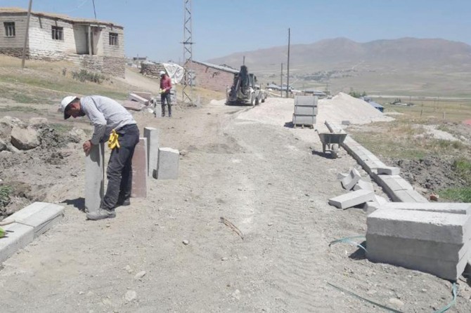 Van İpekyolu'nda yol yapım çalışmaları sürüyor