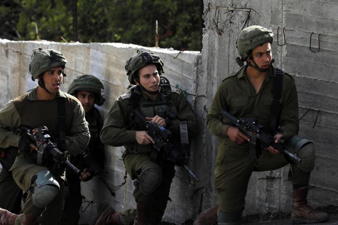 Çeteyên siyonîst 13 Filistînîyan desteser kirin