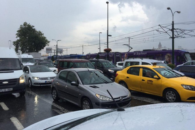 İstanbul'da yağış: Trafikte aksamalar yaşanıyor