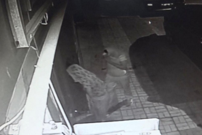 Van Zübeyde Hanım Caddesinde hırsızlar motosikletçiyi soydu