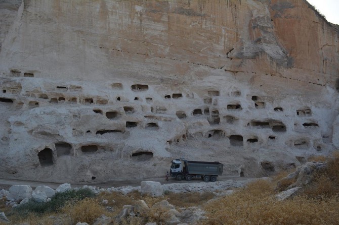 ​Batman Hasankeyf'te asırlar öncesine ait yüzün üzerinde mağara bulundu