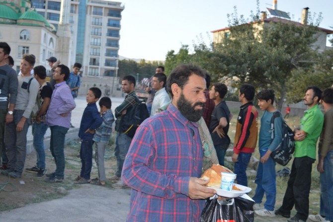 Hot food from philanthropists to the refugees on the streets