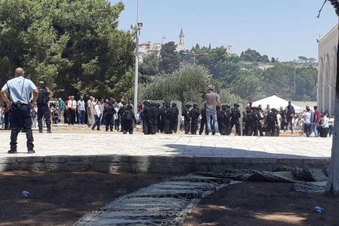 Îşxalkerên siyonîst li Mescîda Eqsayê êrîşî cemaatê kirin