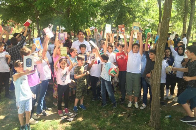 Muş'ta yaz kurslarına katılan öğrencilere kitap hediye edildi