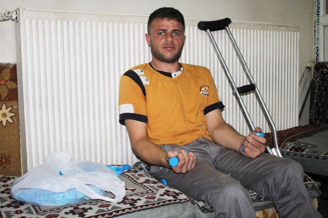 Akülü tekerlekli sandalye için Muş’ta sokak sokak kapak topluyor