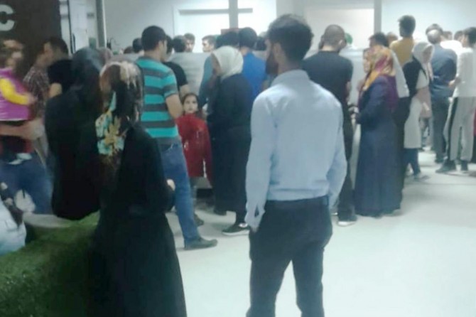 Bitlis'te binlerce vatandaş hastaneye akın etti