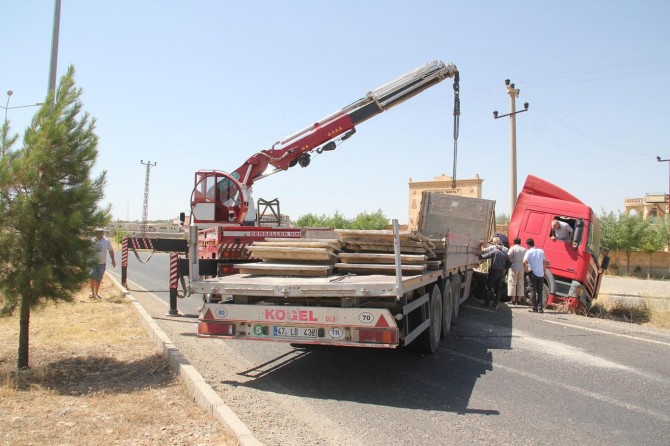 Mardin Midyat'ta virajı alamayan TIR kaza yaptı