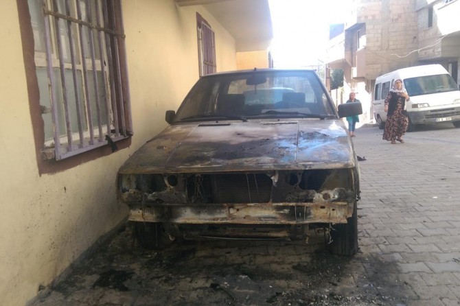 Şanlıurfa Yavuz Selim Mahallesi'nde park halindeki araçlar kundaklandı