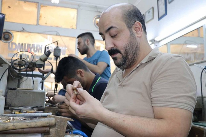 Ekmeğini altın ve gümüşten çıkartıyor