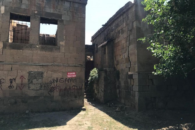 ​Bitlis'te metruk binalarda uyuşturucu operasyonu