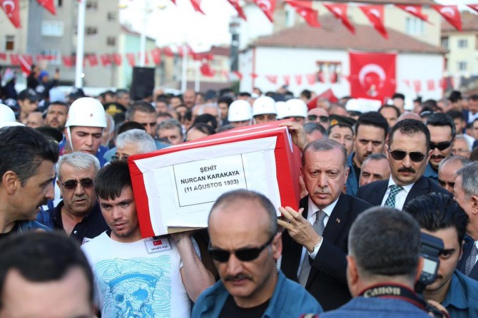 Dê û pitika wê ya ku ji teref PKKê ve hatin qetilkirin hatin definkirin