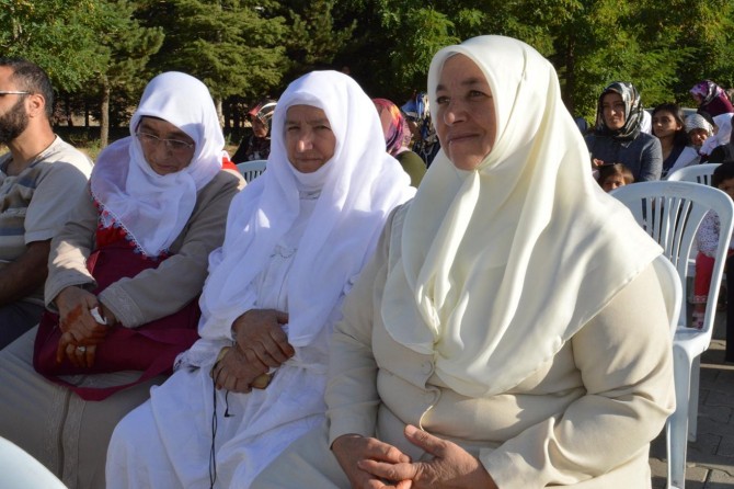 ​Bitlisli hacı adayları salâvatlarla uğurlandı