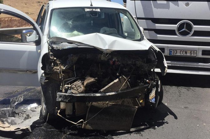 Mardin’de hurdaya dönen araçtan burunları dahi kanamadan kurtuldular