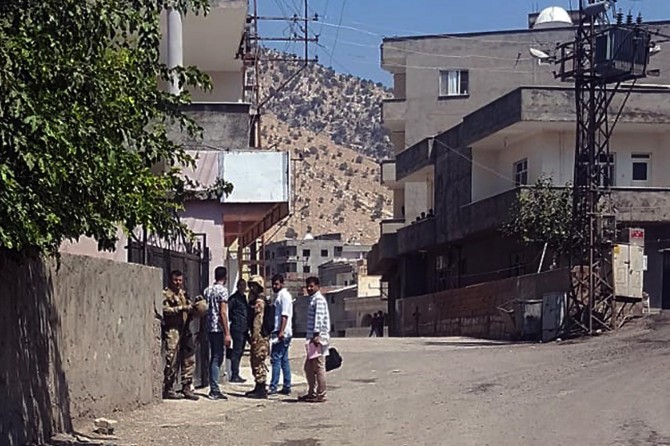 ​Şırnak Silopi'de DEDAŞ jandarma eşliğinde sayaçları kontrol ediyor