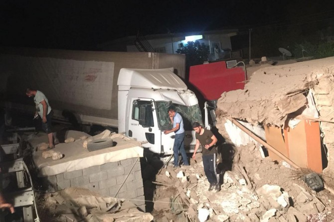 Mardin Nusaybin'de TIR evin içine daldı: 1 yaralı