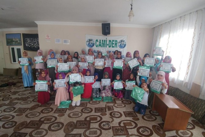 Şanlıurfa Viranşehir'de dini eğitimde başarı gösteren çocuklara hediye verildi