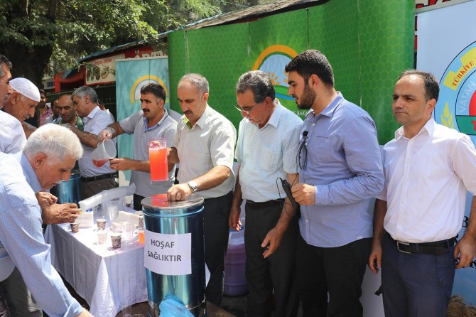 Bingöl’de gazlı içeceklere karşı hoşaf ikramı yapıldı