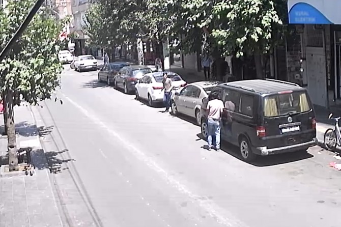 Diyarbakır Bağlar Nükhet Coşkun Caddesi'nde aracın içinden cep telefonu çaldılar