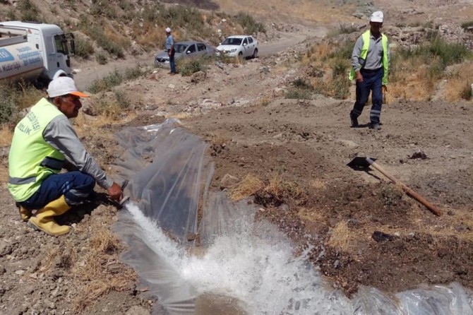 Van'da sokak hayvanları için su çukurları oluşturuldu