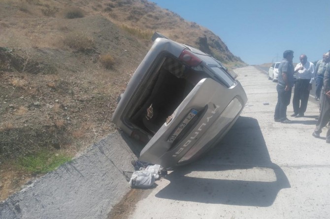 ​Elazığ Palu'da taziyeden dönen araç kaza yaptı: 6 yaralı