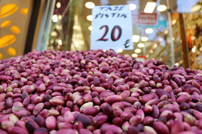 Antep fıstığı tezgâhlarda yerini almaya başladı