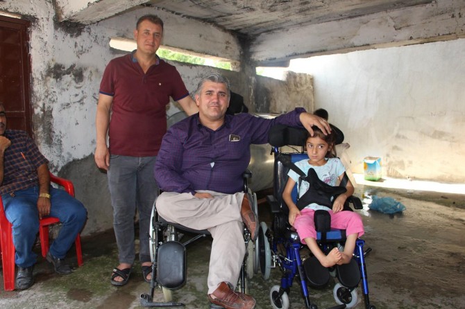Şırnak Silopi'de engelli maaşıyla kız çocuğa tekerlekli sandalye aldı