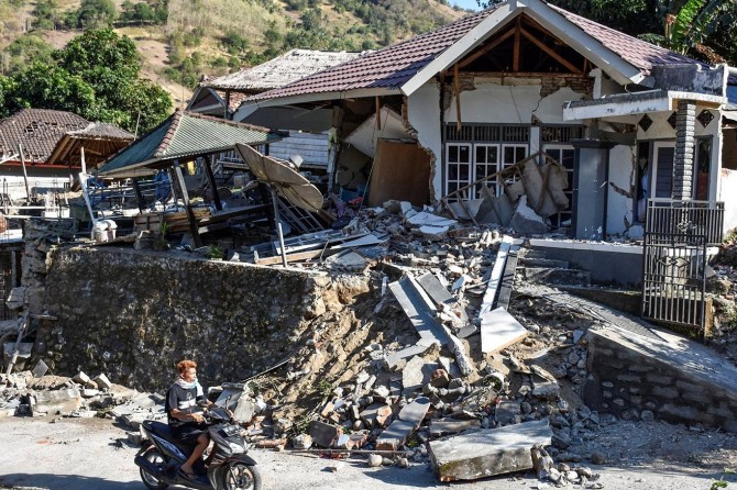 Hejmara kesên ku di erdheja li Endonezyayê de mirin her ku diçe zêde dibe
