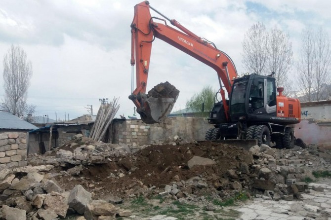 Van'da metruk yapıların yıkımı sürüyor
