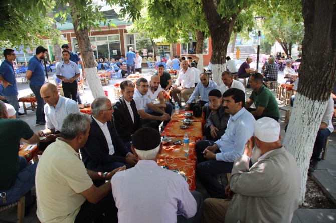 Bingöl Belediye Başkanı Yücel Barakazi, esnafın taleplerini dinledi