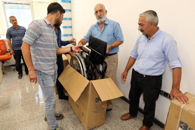 Van'da engelli vatandaşlara tekerlekli sandalye hediye edildi