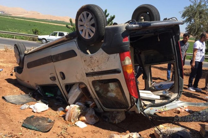 Şanlıurfa’da kontrolden çıkan ticari araç takla attı