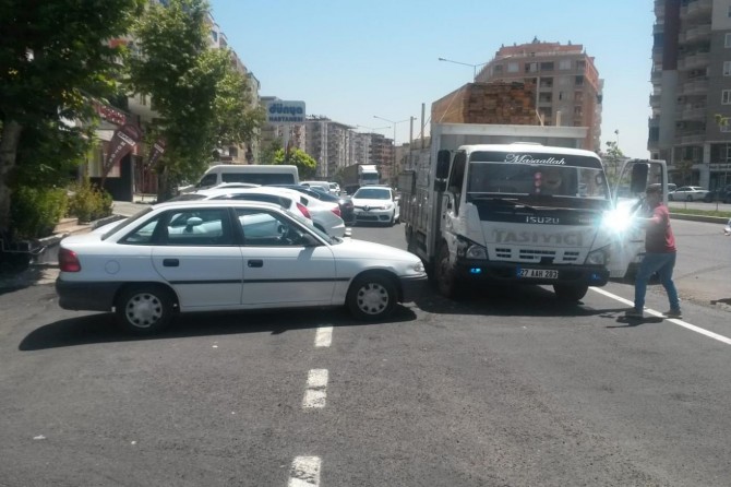 Batman Gültepe Mahallesi TPAO Bulvarında uyarıcı levhası olmaması kazaya neden oldu