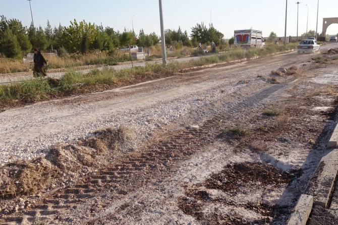 Yol ve su sıkıntısı çeken vatandaşlardan belediyeye tepki